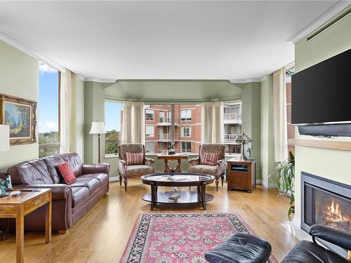 800-636 Montreal St, Victoria, BC - Indoor Photo Showing Living Room With Fireplace