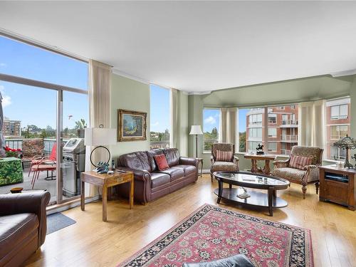 800-636 Montreal St, Victoria, BC - Indoor Photo Showing Living Room