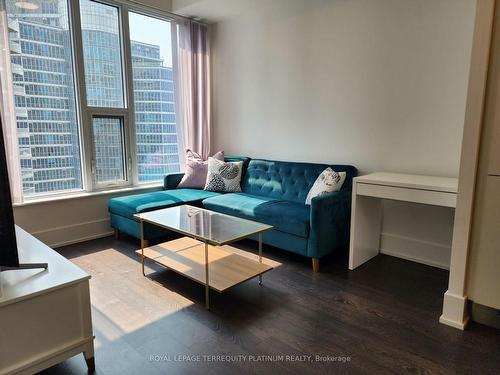 3008-10 York St, Toronto, ON - Indoor Photo Showing Living Room