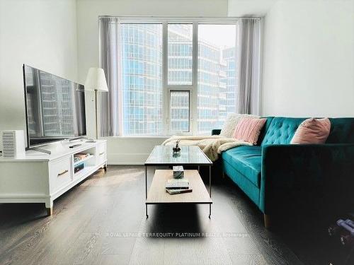 3008-10 York St, Toronto, ON - Indoor Photo Showing Living Room