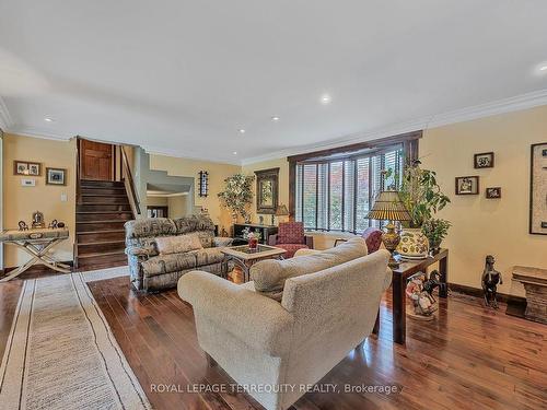 2211 Mildred Ave, Innisfil, ON - Indoor Photo Showing Living Room