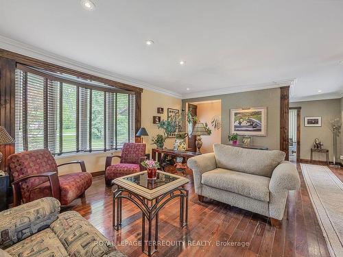 2211 Mildred Ave, Innisfil, ON - Indoor Photo Showing Living Room