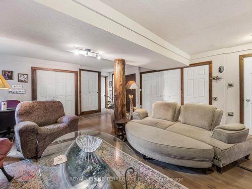 2211 Mildred Ave, Innisfil, ON - Indoor Photo Showing Living Room