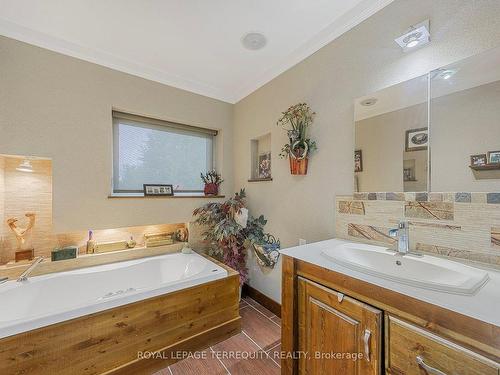 2211 Mildred Ave, Innisfil, ON - Indoor Photo Showing Bathroom