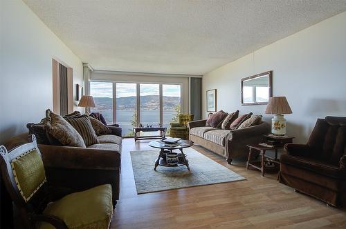 402 Viewcrest Road, Kelowna, BC - Indoor Photo Showing Living Room