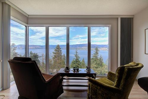 402 Viewcrest Road, Kelowna, BC - Indoor