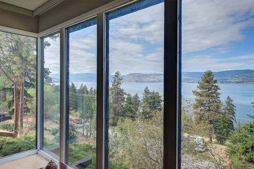 402 Viewcrest Road, Kelowna, BC - Indoor Photo Showing Other Room With Body Of Water