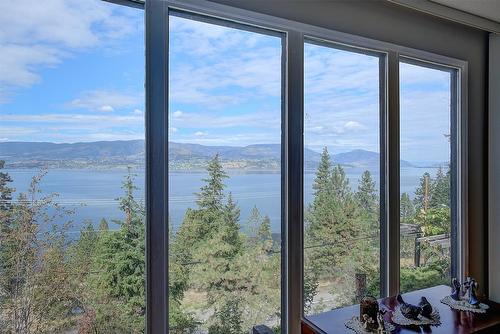 402 Viewcrest Road, Kelowna, BC - Indoor With Body Of Water