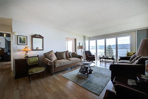 402 Viewcrest Road, Kelowna, BC - Indoor Photo Showing Living Room