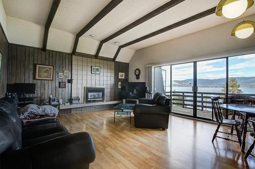 402 Viewcrest Road, Kelowna, BC - Indoor Photo Showing Living Room With Fireplace