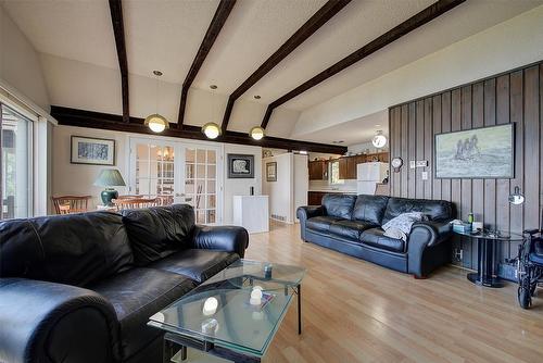 402 Viewcrest Road, Kelowna, BC - Indoor Photo Showing Living Room