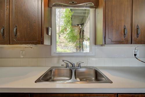 402 Viewcrest Road, Kelowna, BC - Indoor Photo Showing Kitchen With Double Sink