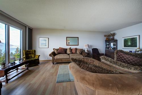 402 Viewcrest Road, Kelowna, BC - Indoor Photo Showing Living Room