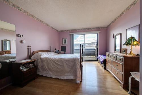 402 Viewcrest Road, Kelowna, BC - Indoor Photo Showing Bedroom