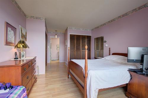 402 Viewcrest Road, Kelowna, BC - Indoor Photo Showing Bedroom