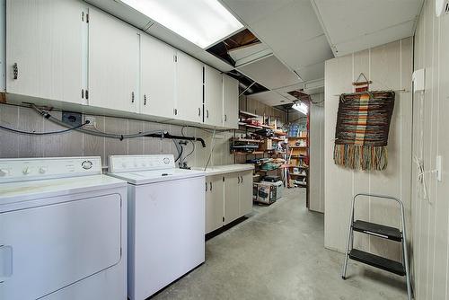 402 Viewcrest Road, Kelowna, BC - Indoor Photo Showing Laundry Room