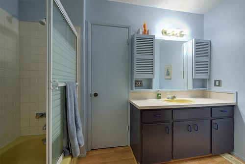 402 Viewcrest Road, Kelowna, BC - Indoor Photo Showing Bathroom