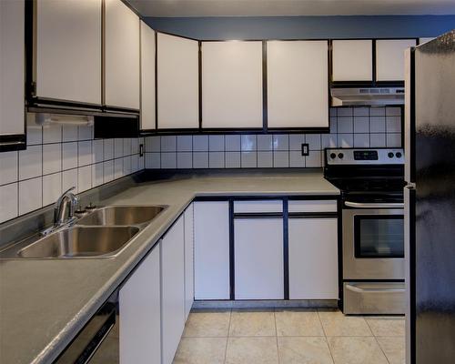 237-4202 Alexis Park Drive, Vernon, BC - Indoor Photo Showing Kitchen With Double Sink