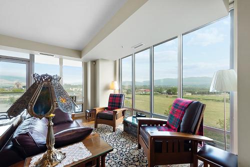 705-2040 Springfield Road, Kelowna, BC - Indoor Photo Showing Living Room