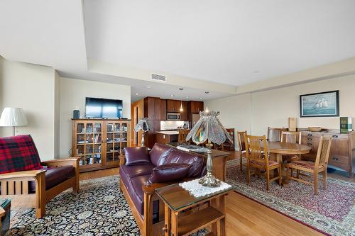 705-2040 Springfield Road, Kelowna, BC - Indoor Photo Showing Living Room