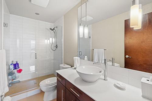 705-2040 Springfield Road, Kelowna, BC - Indoor Photo Showing Bathroom