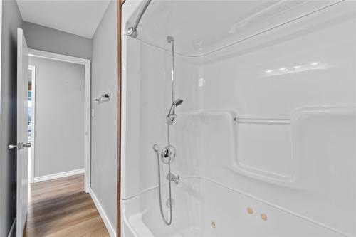 4636 East Vernon Road, Vernon, BC - Indoor Photo Showing Bathroom