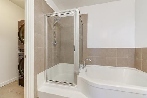 414-1331 Ellis Street, Kelowna, BC - Indoor Photo Showing Bathroom