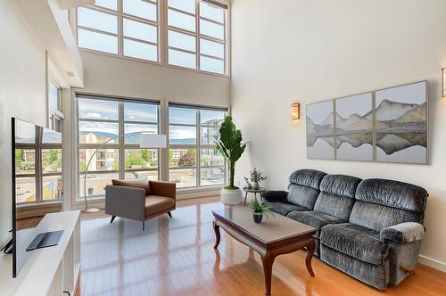 414-1331 Ellis Street, Kelowna, BC - Indoor Photo Showing Living Room