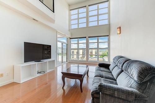 414-1331 Ellis Street, Kelowna, BC - Indoor Photo Showing Living Room