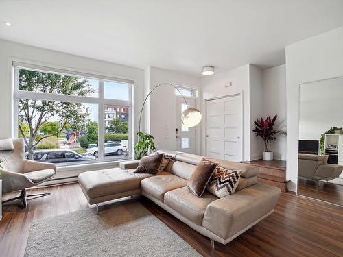 Living room - 2492 Rue Marcel-Trudel, Longueuil (Le Vieux-Longueuil), QC - Indoor Photo Showing Living Room