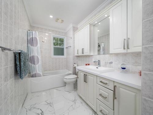 Bathroom - 43 Hyde Park Street, Beaconsfield, QC - Indoor Photo Showing Bathroom