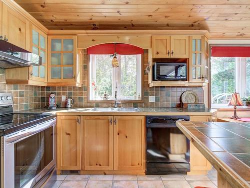 Cuisine - 1333 Ch. Bord-De-L'Eau S., Noyan, QC - Indoor Photo Showing Kitchen With Double Sink