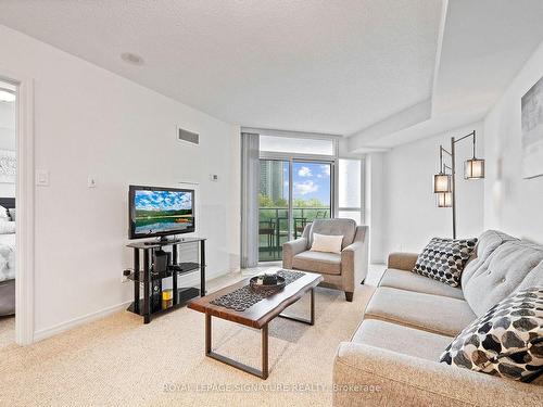 714-9 George St N, Brampton, ON - Indoor Photo Showing Living Room