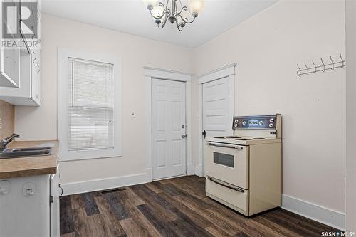 450 Duffield Street W, Moose Jaw, SK - Indoor Photo Showing Kitchen With Double Sink