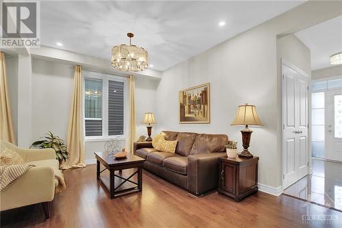 Spacious living room - 915 Guinness Crescent, Ottawa, ON - Indoor Photo Showing Living Room