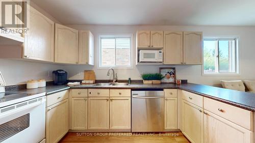 71 Southcott Court, London, ON - Indoor Photo Showing Kitchen With Double Sink