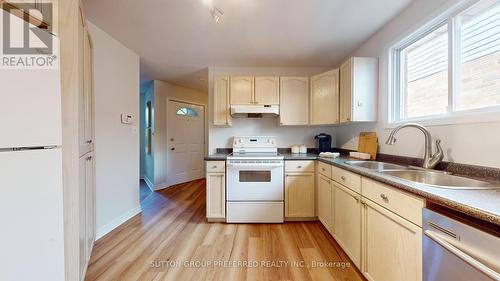 71 Southcott Court, London, ON - Indoor Photo Showing Kitchen With Double Sink