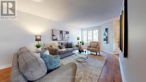 71 Southcott Court, London, ON - Indoor Photo Showing Living Room