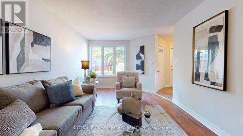 71 Southcott Court, London, ON - Indoor Photo Showing Living Room