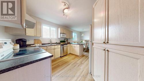 71 Southcott Court, London, ON - Indoor Photo Showing Kitchen