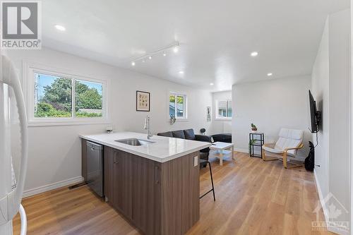 28 Fairhill Crescent, Ottawa, ON - Indoor Photo Showing Kitchen