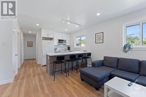 28 Fairhill Crescent, Ottawa, ON - Indoor Photo Showing Living Room