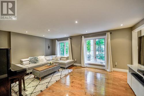 10 Percy Wright Road, Whitchurch-Stouffville, ON - Indoor Photo Showing Living Room