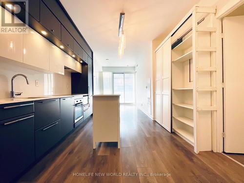 511 - 15 Grenville Street, Toronto, ON - Indoor Photo Showing Kitchen