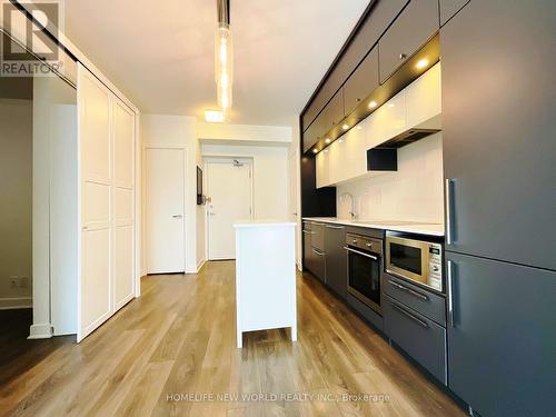 511 - 15 Grenville Street, Toronto, ON - Indoor Photo Showing Kitchen