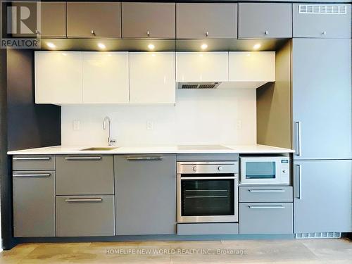 511 - 15 Grenville Street, Toronto, ON - Indoor Photo Showing Kitchen