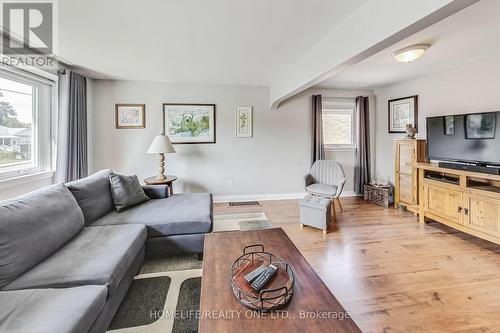 1015 Victoria Park Avenue, Toronto, ON - Indoor Photo Showing Living Room