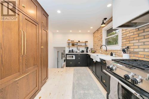 959 Princess Avenue, Sarnia, ON - Indoor Photo Showing Kitchen With Upgraded Kitchen