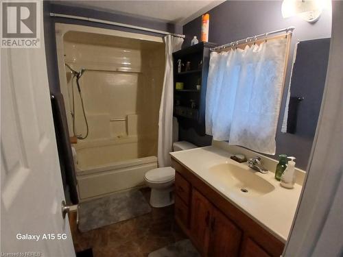 4pc bathroom on main floor. - 910 John Street, Mattawa, ON - Indoor Photo Showing Bathroom