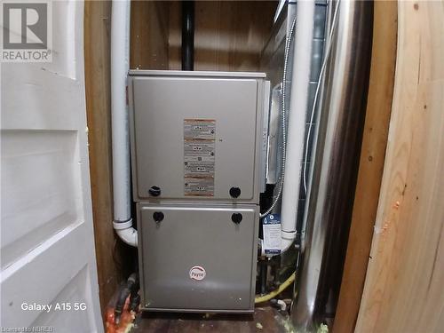 High efficient gas furnace. 2017. - 910 John Street, Mattawa, ON - Indoor Photo Showing Basement